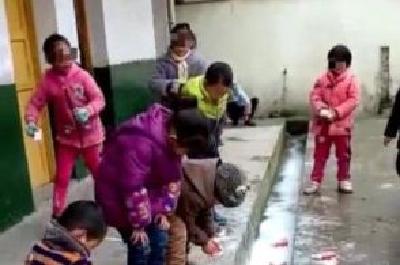 湖南贫困县学生倒牛奶续：涉事企业被指盗用学奶标识