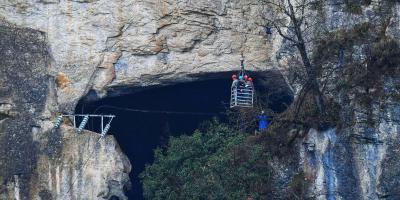 朝东岩绝壁饮水用电将有专线