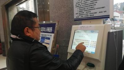 建始交警落实 “网上办”“下乡办” 等便民措施获群众点赞