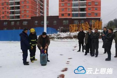 这些尖刀班成员和村干部大冬天在户外做这个事……