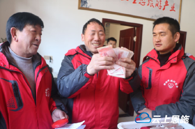 巴东：贫困户变身股东享分红