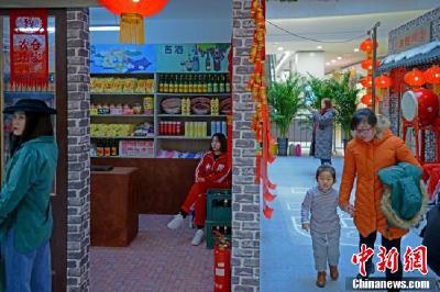天津一商场还原80、90年代家庭过年场景
