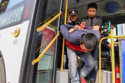 看谁还敢抢夺方向盘！