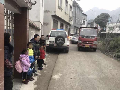 建始一残疾人驾驶电动车接送学生，还超员100%