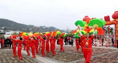 建始县长梁镇两姐妹义务组织“广场舞节”闹热乡村