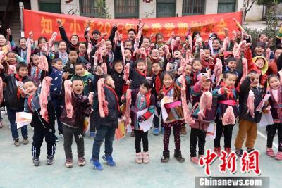 这所学校的期末奖励也太横了，居然发这个！