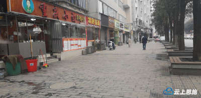 曝光：州城一餐馆门前污水流 过往行人跳着走