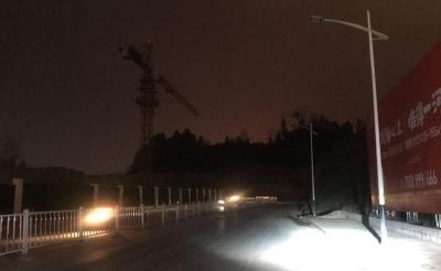 女儿城路灯不亮 游客居民摸黑通行