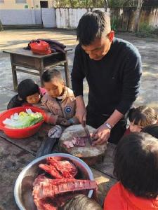 乡村校长自费给留守儿童做加餐走红 称会坚持下去