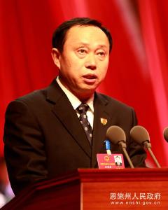 加快建设鄂西绿色发展示范区和全国先进自治州 州八届人大三次会议隆重开幕 柯俊主持 刘芳震作政府工作报告