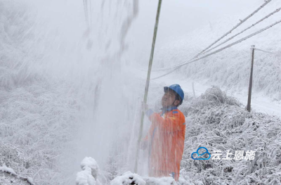 组图：皑皑白雪中那一抹橙色，你们辛苦了！