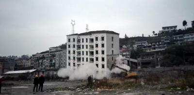 建始一楼房拆除中墙体垮落 挖掘机司机被埋当场死亡
