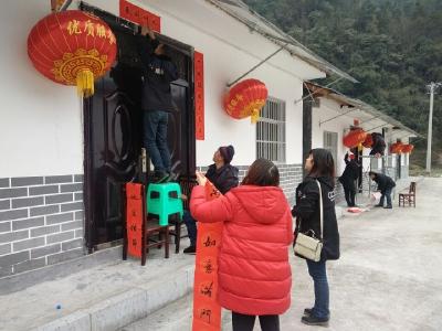 咸丰公路：送温暖下乡，送文化入户