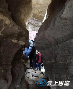 利川5名驴友朝东岩徒步迷路，被困悬崖绝壁……