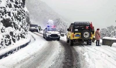 宣恩：警车开道 护航冰雪上学路