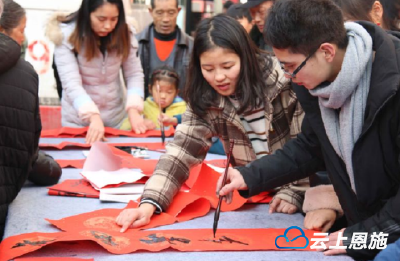 宣恩：村民免费“请”春联 热热闹闹迎新年