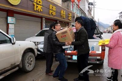 建始公路：慰问一线扫雪职工