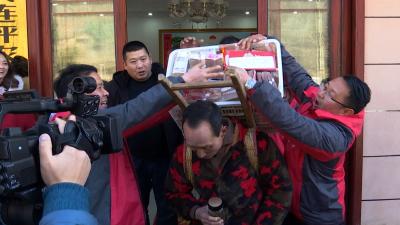 巴东：贫困户变身股东拿分红 欢欢喜喜过新年