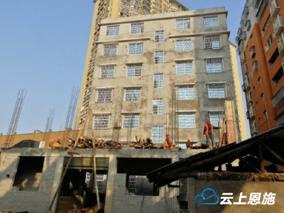 来凤县依法拆除11处二次抢建违法建筑