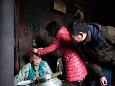 真情慰问温暖人心 扶贫路上携手前行