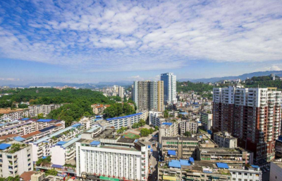 刘芳震主持召开州政府常务会议强调 加强技能人才培养 为产业发展提供智力支撑