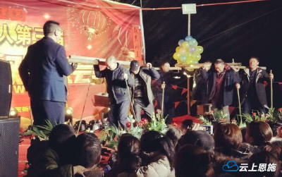咸丰泗大坝村：村民自办“村晚”年味浓 