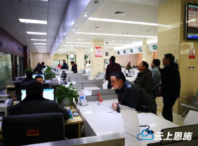 巴东行政服务中心上班首日办证忙