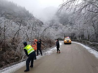 鹤峰公路：正月初五上路除冰 保群众平安出行