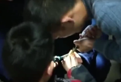建始一顽皮小孩开学之际手指被卡铁环 消防巧妙解难
