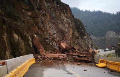 突发！鹤峰南渡江大桥桥头山体滑坡 道路抢修过往车辆需绕行