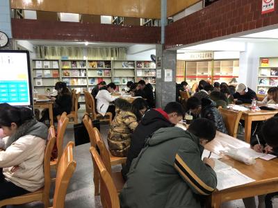 恩施：新春伊始 图书馆里“读书热”