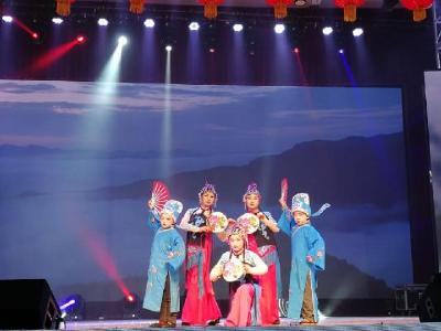 鹤峰：“过年八天乐”首演开门红