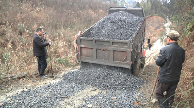 咸丰：小组公路被压坏 村民自发组织来修路 