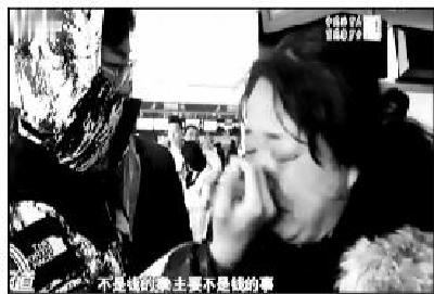 航班取消艺考生家长急哭 学校：拿机票证明可考试