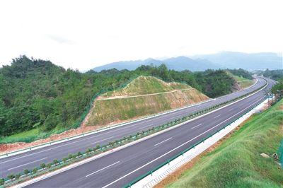 挂车失控撞向山体1人被困 鹤峰消防紧急救援