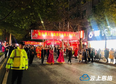宣恩：庆元宵大型灯班巡演正式拉开帷幕 万人空巷点缀夜空