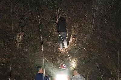 昨晚，3成年人带7岁男孩探险被困山崖，恩施消防黑夜紧张营救……