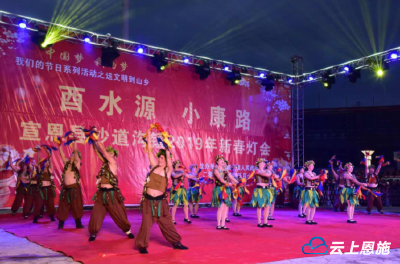 宣恩：灯会展演进安置点 人气火爆引客来
