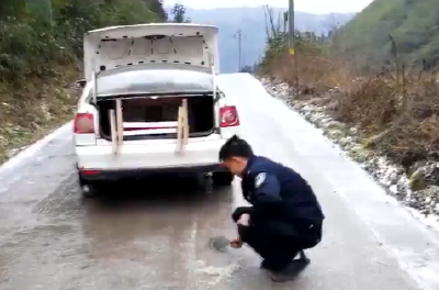 暖心！来凤民警辅警持菜刀、扳手除冰保畅