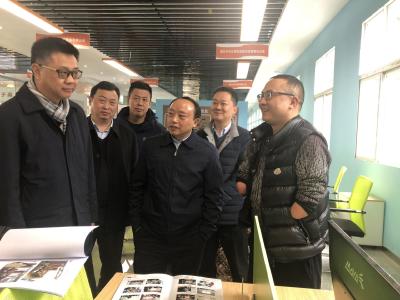 省商务厅厅长秦军一行到我州调研商务扶贫工作