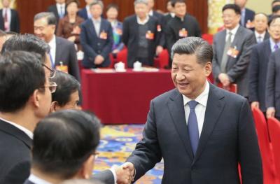 习近平看望参加政协会议的文艺界社科界委员