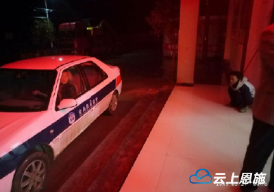 视频丨来凤：雷雨夜，一精神失常女子门口徘徊……