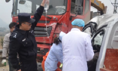 利川：伤者生命垂危 车祸现场再现最美托举