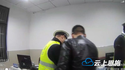 胆大！男子无证毒驾酒驾 欲上高速被拿下