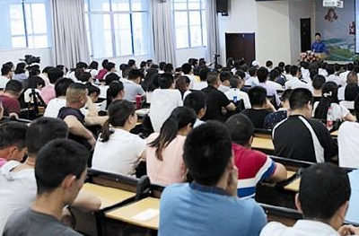 一村多名大学生计划，3705名农民为圆