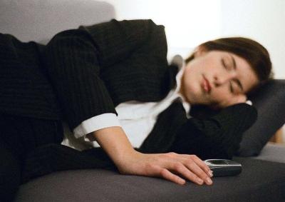 想靠周末补觉还睡眠债？研究证明：害处比熬夜更大