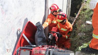 电动三轮车侧翻老人被困深沟 恩施咸丰消防紧急救援