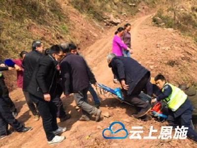 利川一男子骑车翻下山坡 警民携手救助送医