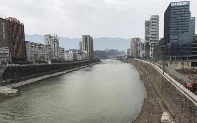 施工图方便，清江河床倒渣土！却被州城市民拍个正着…
