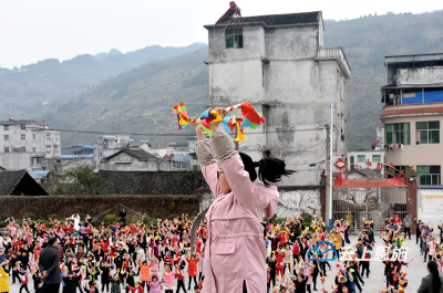 特色课间操八宝铜铃舞亮相宣恩校园